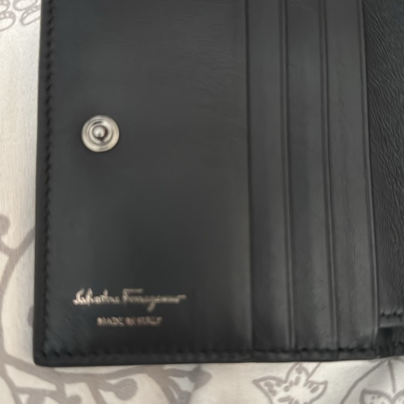 🌺New Addition ❤️‍🔥Ferragamo Like New Wallet w Box❤️‍🔥 - Picture 6 of 7